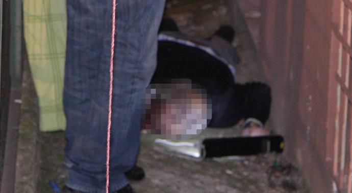 Arkadaşını başına çekiçle vurarak öldürdü