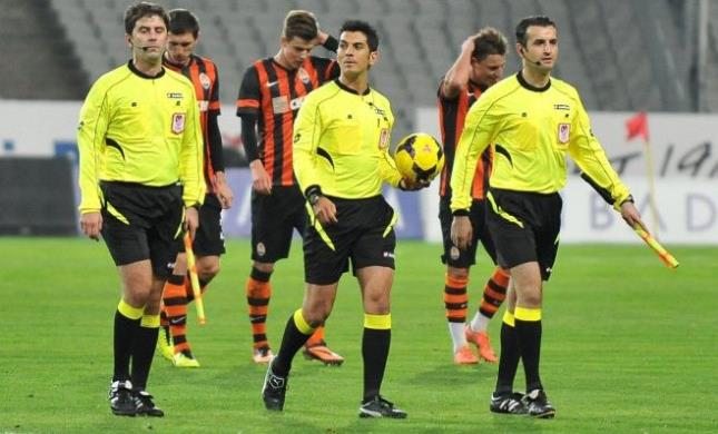 Cüneyt Çakır'a kötü haber! 'En iyi hakem' unvanını kaybetti