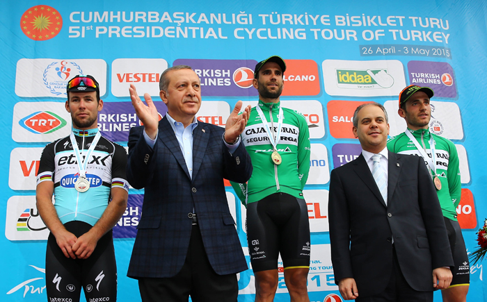 Bisikletçi podyumu terk edince ortalık karıştı!