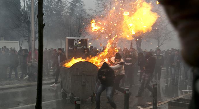 Kosova karıştı: 52'si polis 110 yaralı