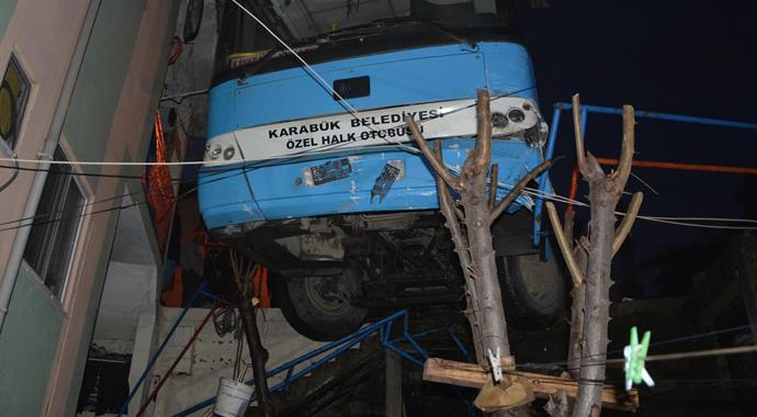 Halk otobüsü asılı kaldı, faciadan dönüldü