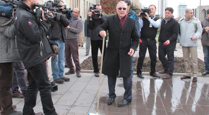 Milletvekili Ensar Öğüt meclise koç ile geldi