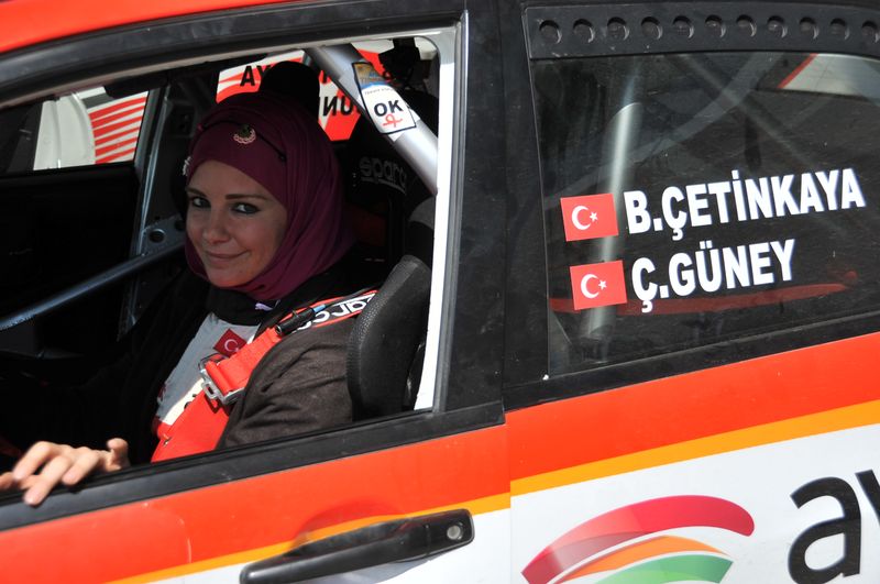 Burcu Çetinkaya'dan Erdoğan'a driftli karşılama