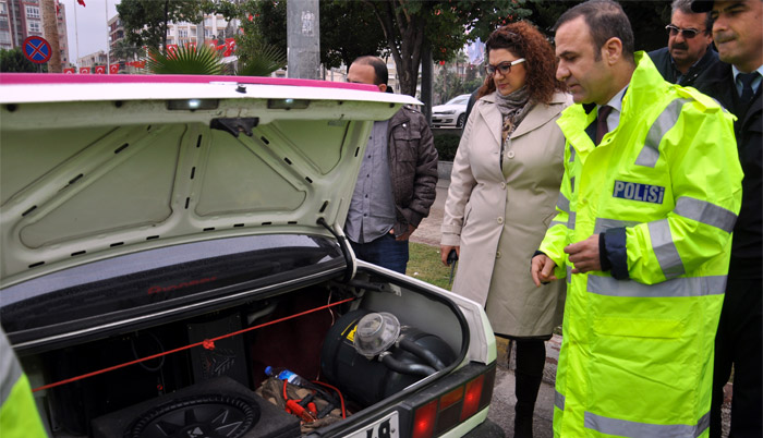 Trafik denetiminde polisi bile şaşırtan egzozlar