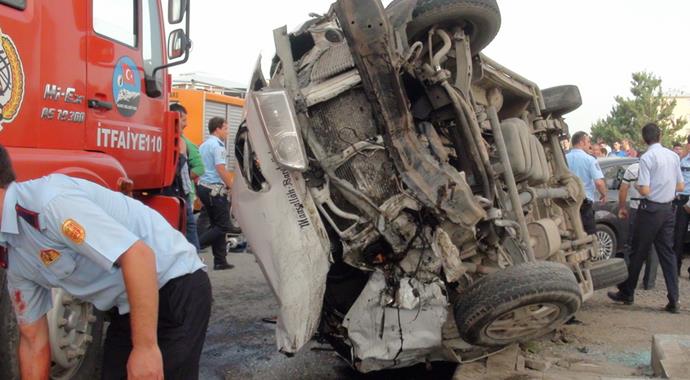 Ters yöne giren minibüs polis memurunun otomobiline çarptı: 3 ölü