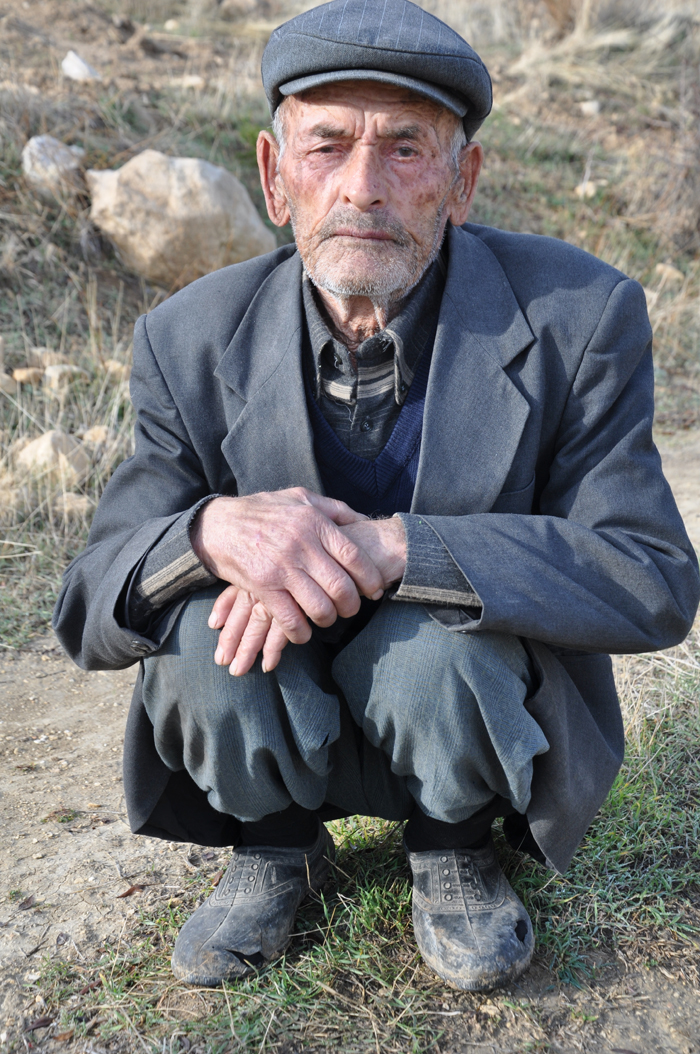 Ölen madencinin babasına valilik yeni lastik ayakkabı aldı