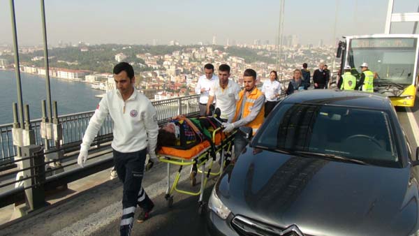 Boğaz Köprüsü'nde metrobüs kaza yaptı, trafik felç!