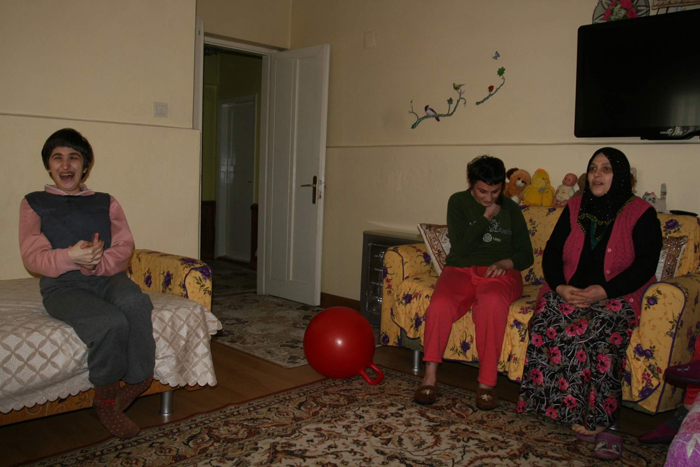 Zihinsel engelli 4 kızına bakan annenin fedakarlığı...