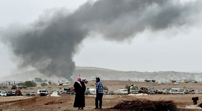 Kobani'ye bomba yağıyor
