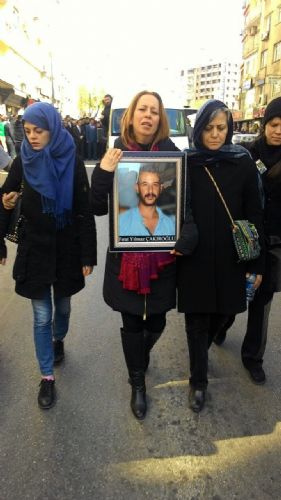 Oğlunun fotoğrafını elinden düşürmedi