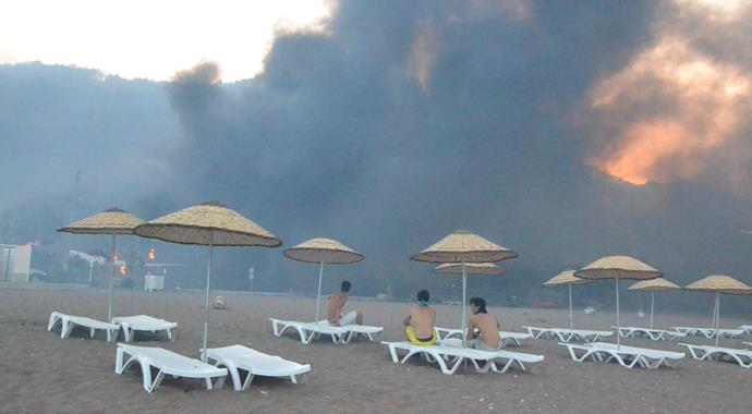 Antalya'da otel ve pansiyonları da etkileyen yangın söndürüldü