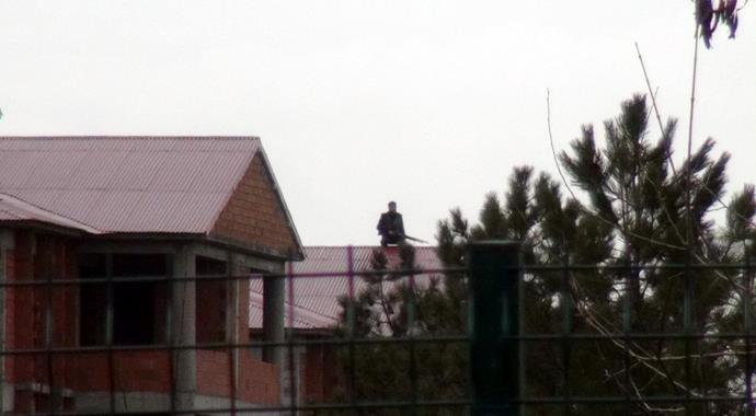 Çatıda 27 saat direndi, intihar etti!