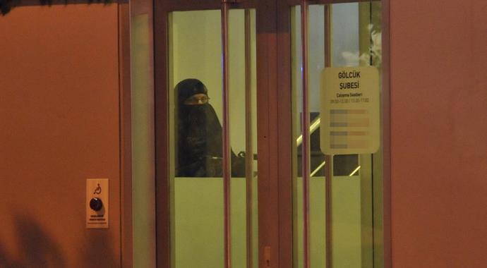 Gölcük'te soyguncu banka çalışanlarını rehin alındı