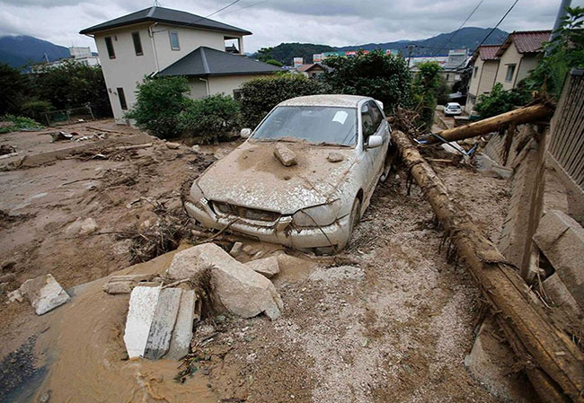 Japonya'da sel ve toprak kayması insanları yuttu