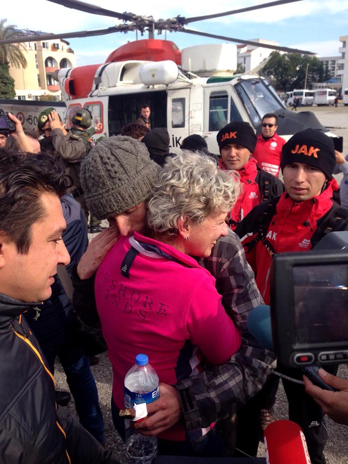 Antalya'da 3 gün sonra bulunan öğrenci turistler ailelerine kavuştu