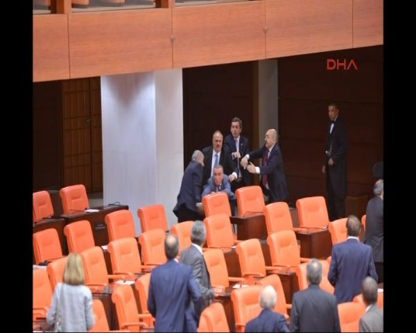 Meclis'te yumruklu kavga!