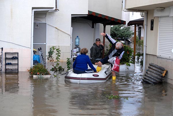 Antalya'da şiddetli yağmur!  8 saatte metrekareye 280 kilo...