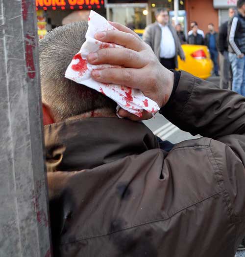 Tarlabaşı'nda kaza! 3 kişiye çarpıp kaçtı