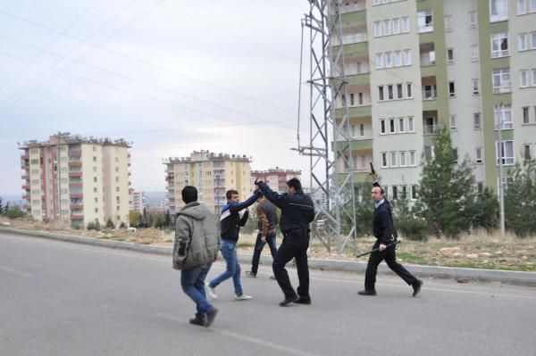 Madde bağımlıları polise saldırdı