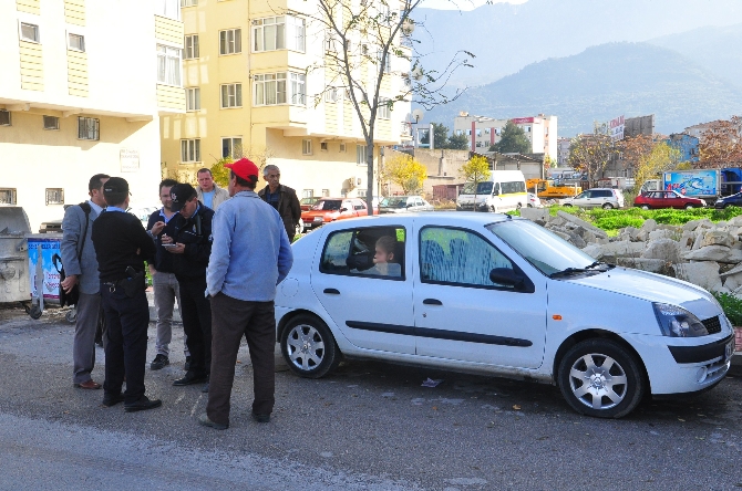Genç kız 7 aydır arabada yaşıyor