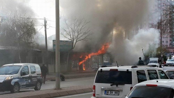 Ekmek teknesi yandı, o çaresizce izledi