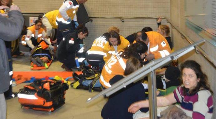 İzmir metrosunda merdiven kazası! Yaralılar var