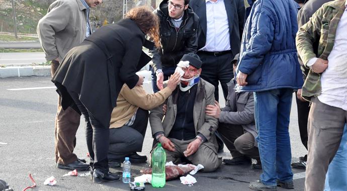 Traktör ile otomobil kafa kafaya çarpıştı: 4 yaralı