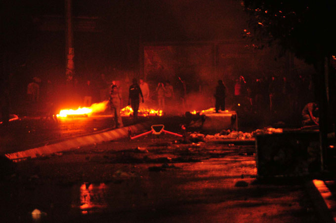 Okmeydanı'nda polise bomba attılar!