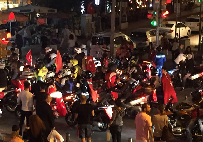 Teröre tepki gösterileri büyüyor! HDP Genel Merkezi'ne saldırı