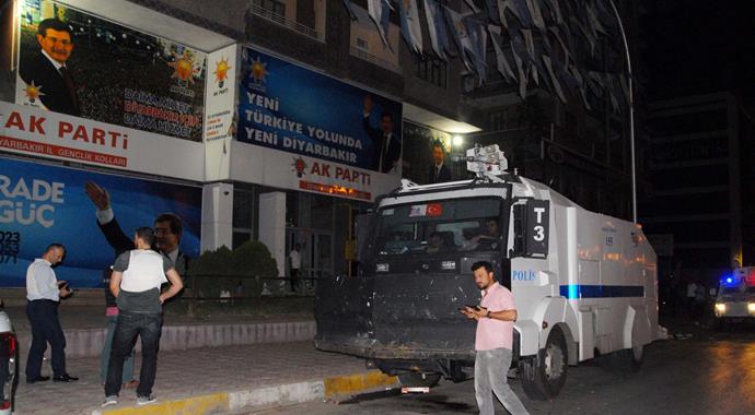 AK Parti İl Başkanlığı'na bombalı saldırı: 1 polis yaralı