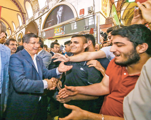 Başbakan Davutoğlu: Arkalarında paralel çete var