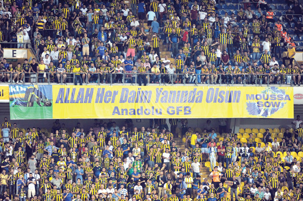 Moussa Sow veda maçında gözyaşlarını tutamadı, 'Sizi unutamam'