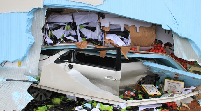 TEM'de sebze yüklü TIR, otomobili dümdüz etti