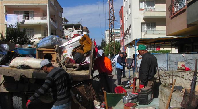 Evinde 5 kamyon çöp, banka hesabında 121 bin lira
