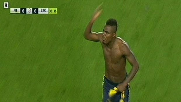 Emenike formasını çıkardı, oyundan çıkmak istedi