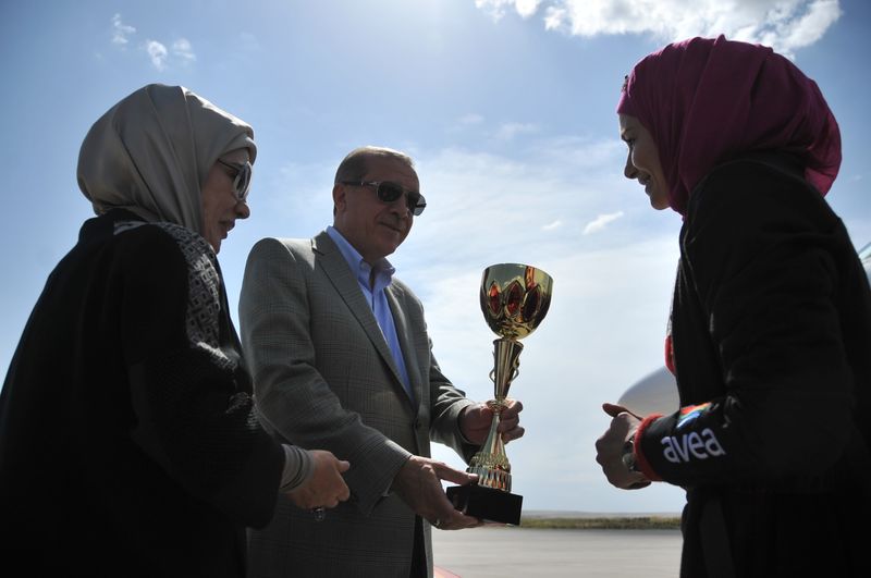 Burcu Çetinkaya'dan Erdoğan'a driftli karşılama