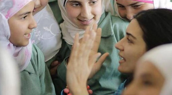 Tuba Büyüküstün Suriyeli çocuklarla buluştu