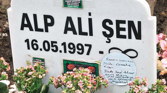 Alp Şen'in mezar taşına etiketli dua