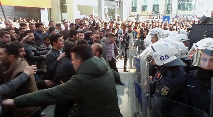 Boşanma davası açan eşini vurdu, halk linç etmek istedi