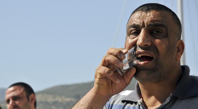 Bu adam cam yemeyi hobi edinmiş!