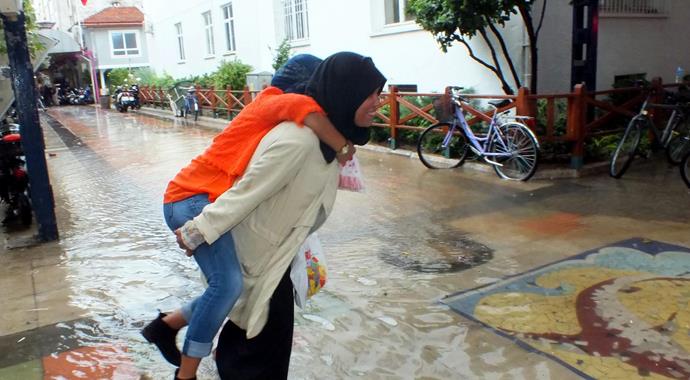 Beklenen yağış geldi! 20 dakika yetti