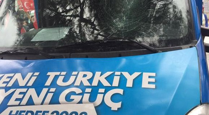 CHP'liler İstanbul'da AK Parti standını bastı!
