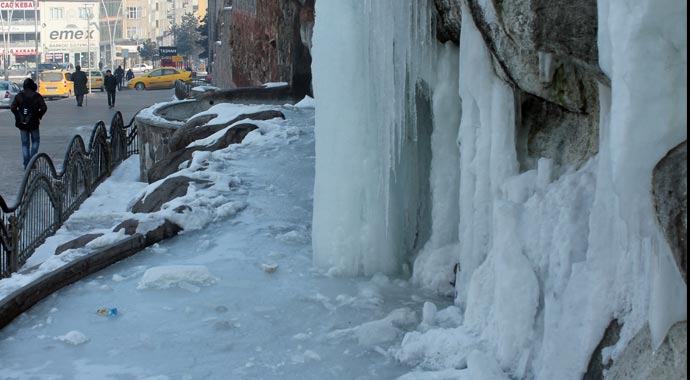Ardahan ve Erzurum buz tuttu