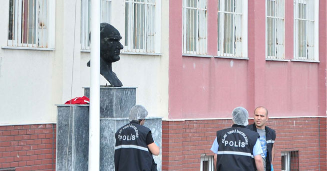Okul bahçesinde Türk bayrağı indirildi