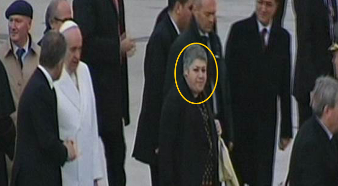 Papa'yı karşılayan sürpriz isim