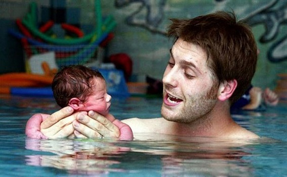 Doğar doğmaz yüzme dersi!