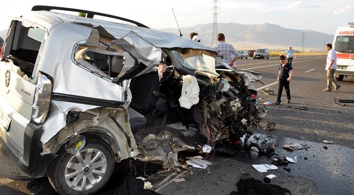 Erzurum'da korkunç kaza: 2 ölü, 5 ağır yaralı