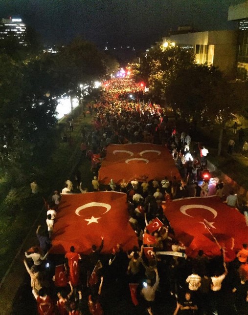 Teröre tepki gösterileri büyüyor! HDP Genel Merkezi'ne saldırı