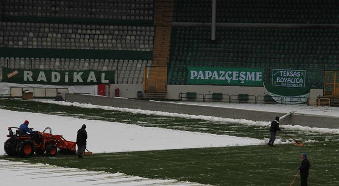 Bursa Atatürk Stadı'nda kar temizliği