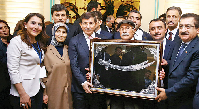 Davutoğlu Tunceli'de, 'Zihinlerdeki duvarları birlikte yıkalım' dedi